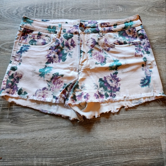 NWOT Pink Floral Bootlegger Shorts Size 32 - Picture 1 of 5